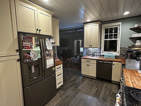 5th image of 608 W Main St