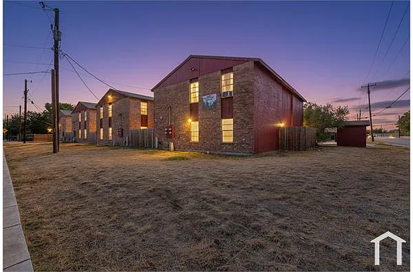 Photo 1 of 14 - 1400 Clamp Ave #403 - San Antonio, TX Primary Photo - 1400 Clamp Ave #403