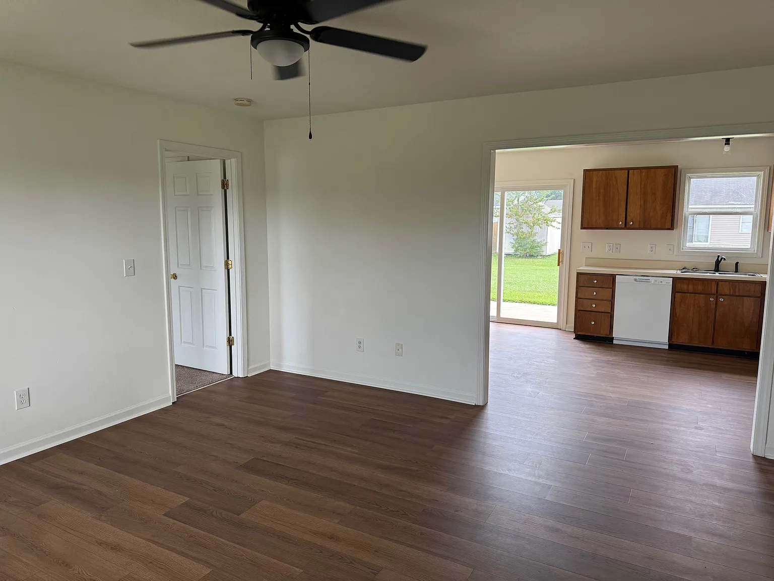 3 bed, 1200 sqft, $1,600 — Photo 2