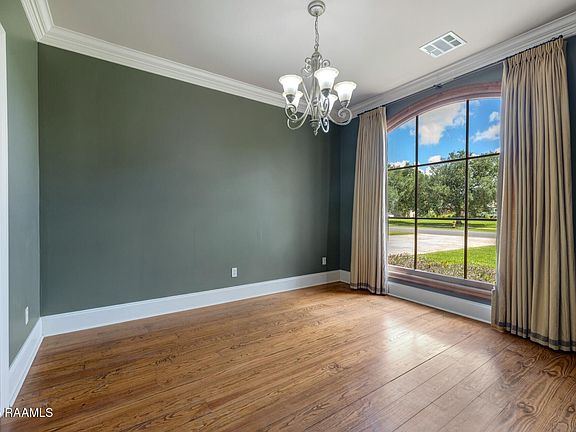 5th image of 204 Woodbine Dr
