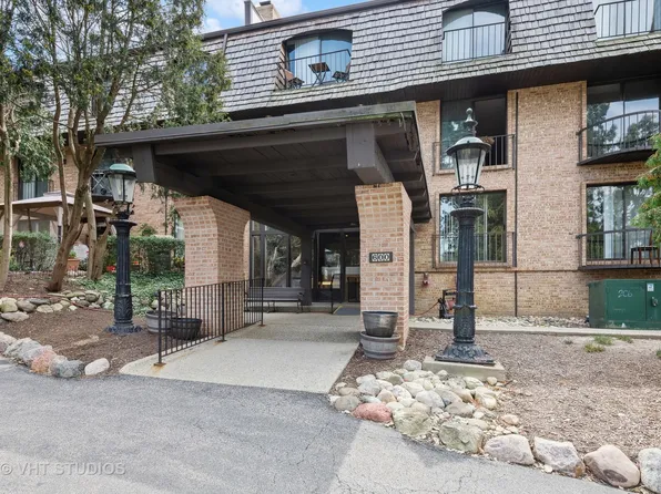 600 W Russell St APT 303, Barrington, IL 60010