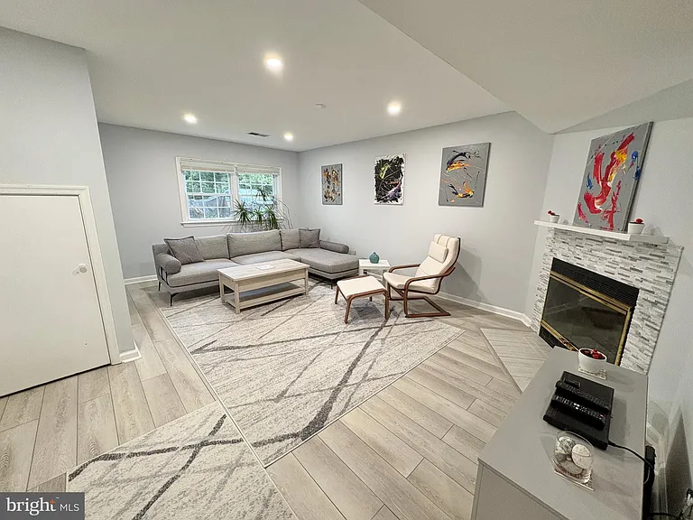 9710 Lakepointe Dr — Photo 46