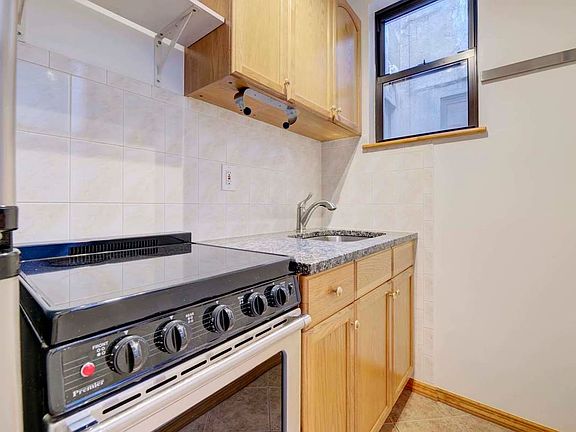 4th image of 100 Saint Marks Pl APT 17