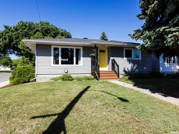 401 R AVENUE N, Saskatoon, SK S7L 2Y8