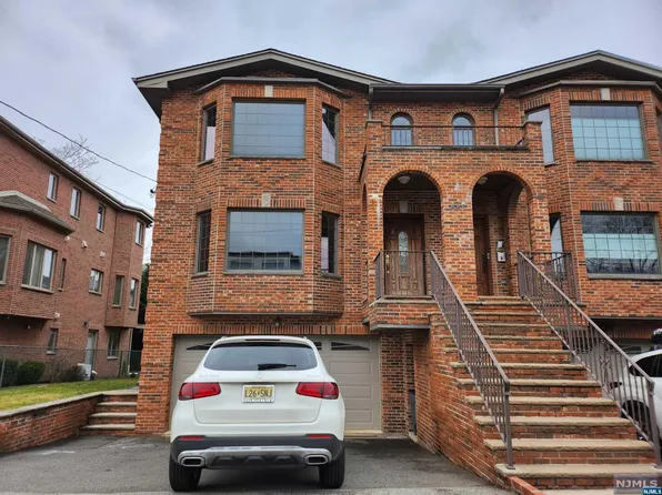 445A 1st St #A, Palisades Park, NJ 07650