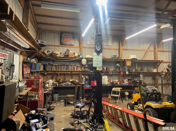 10 Mary St, Mechanicsburg, IL 62545