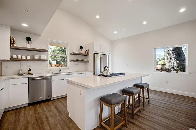 533 N Cloverdale Blvd — Photo 6