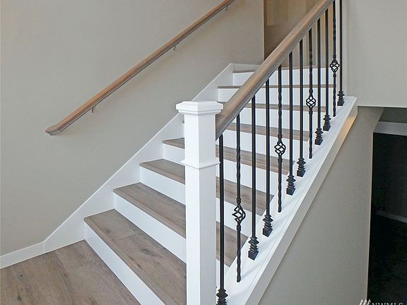 Beautiful and spacious entry & stairs 