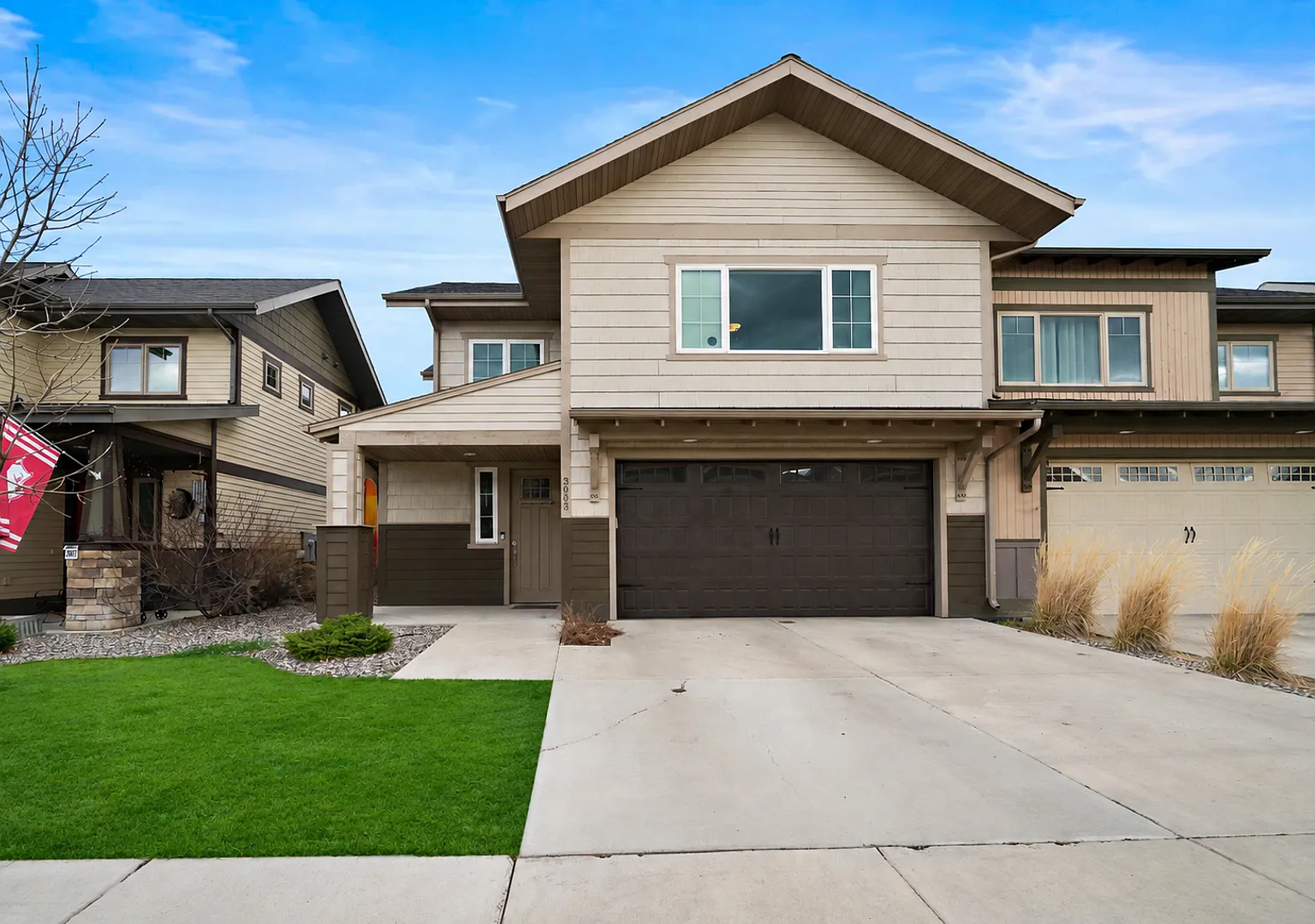 Spacious 4-Bedroom End-Unit Townhome with Two Primary Suites Dog Friendly! — Photo 1