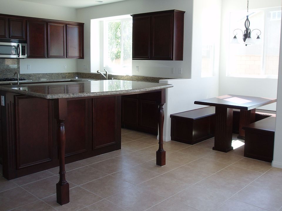 kitchen w/ Built in nook