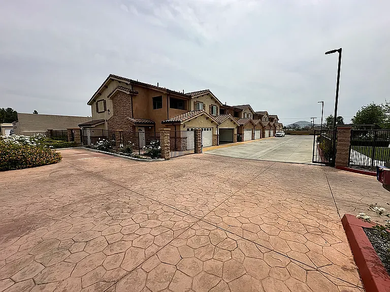3 bed, 2.5 bath, 1450 sqft, $3,000 — Photo 1