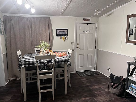 den area (front door) 