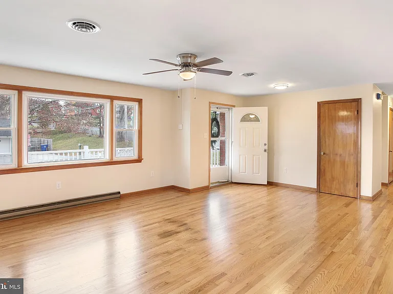 28 Bee St — Photo 2