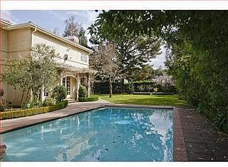 2nd image of 9 Atherton Oaks Ln