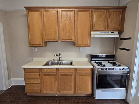 2nd image of 208 Lincoln St #3