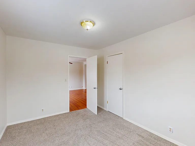 211 W North East St — Photo 8