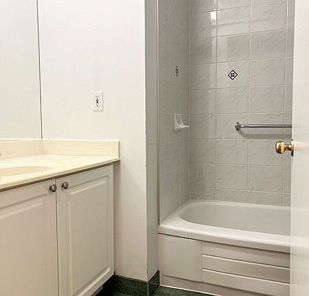 5th image of 7 King St E #917