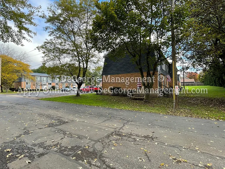 Woodside Court Apartments — Photo 1