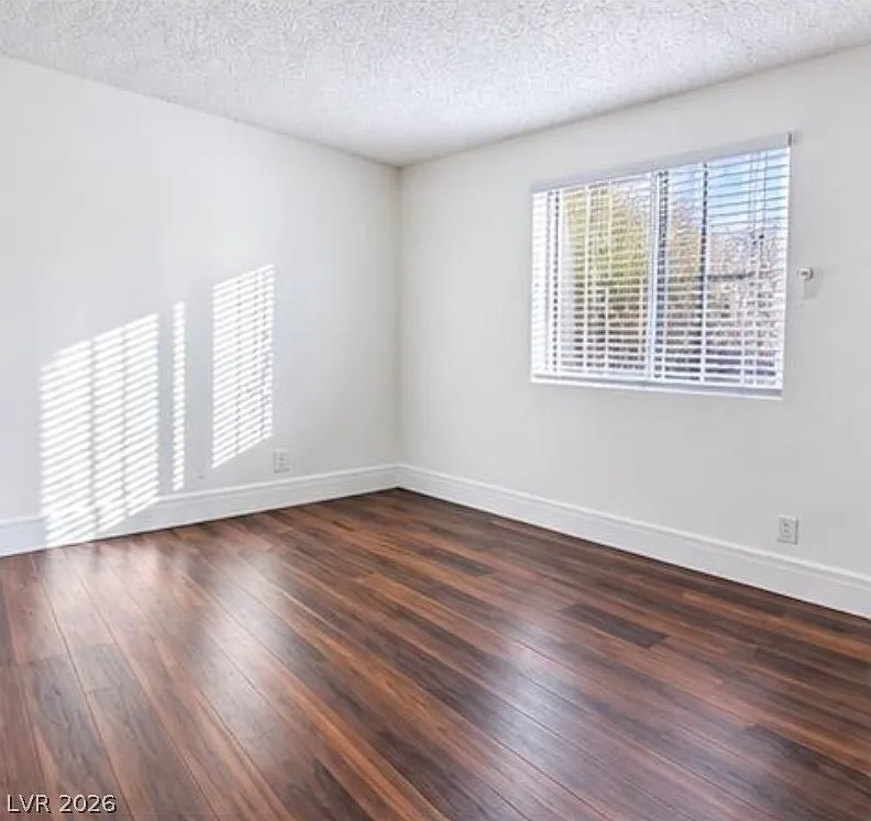 3 bed, 2.0 bath, 3944 sqft, $1,500 — Photo 4