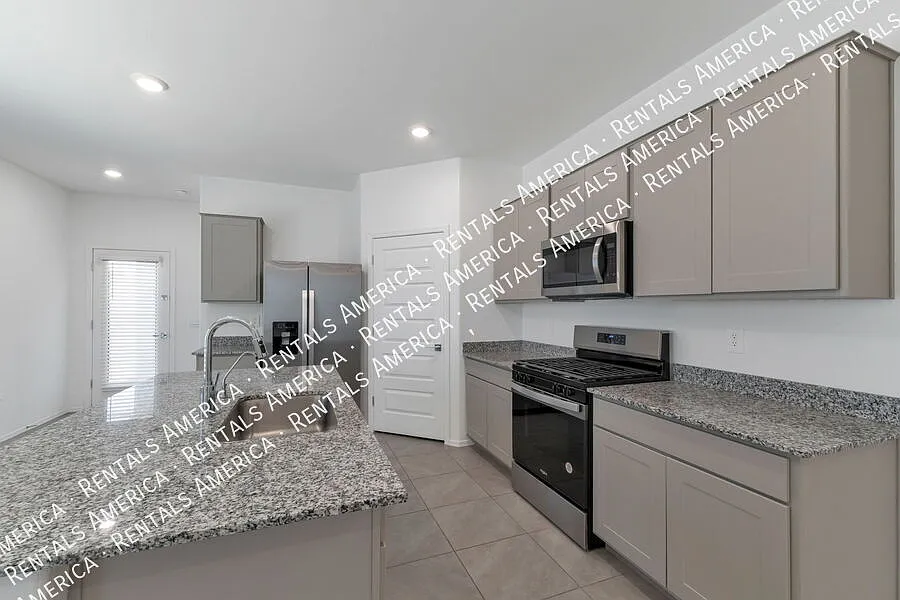 Great home on southeast side! — Photo 3