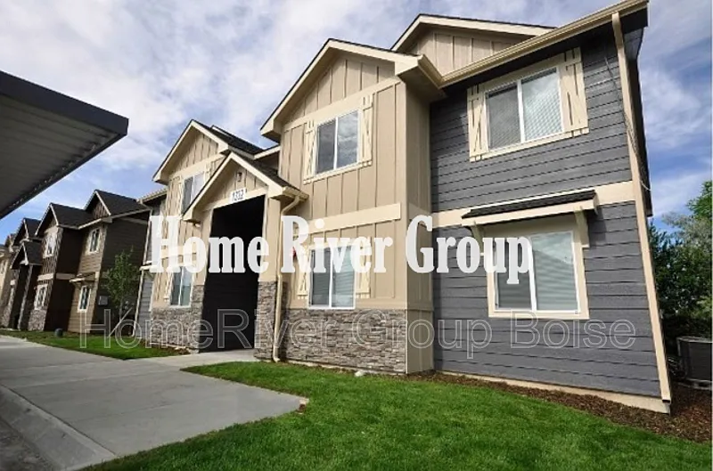 Building Photo - 1330 S Edgewater Cir #201