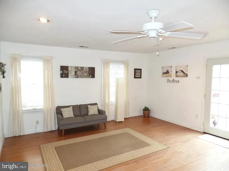 1821 Pimmit Dr — Photo 4