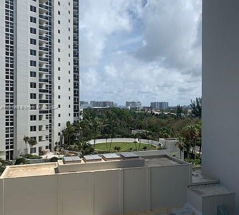 5th image of 19201 Collins Ave #506
