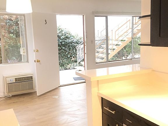 3rd image of 1544 N Fuller Ave #15
