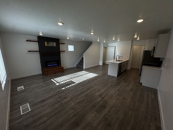 4th image of 520 S May Dr