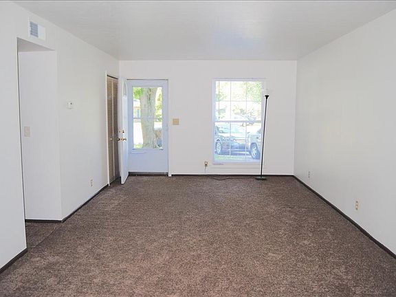 Living Room/Dining Area