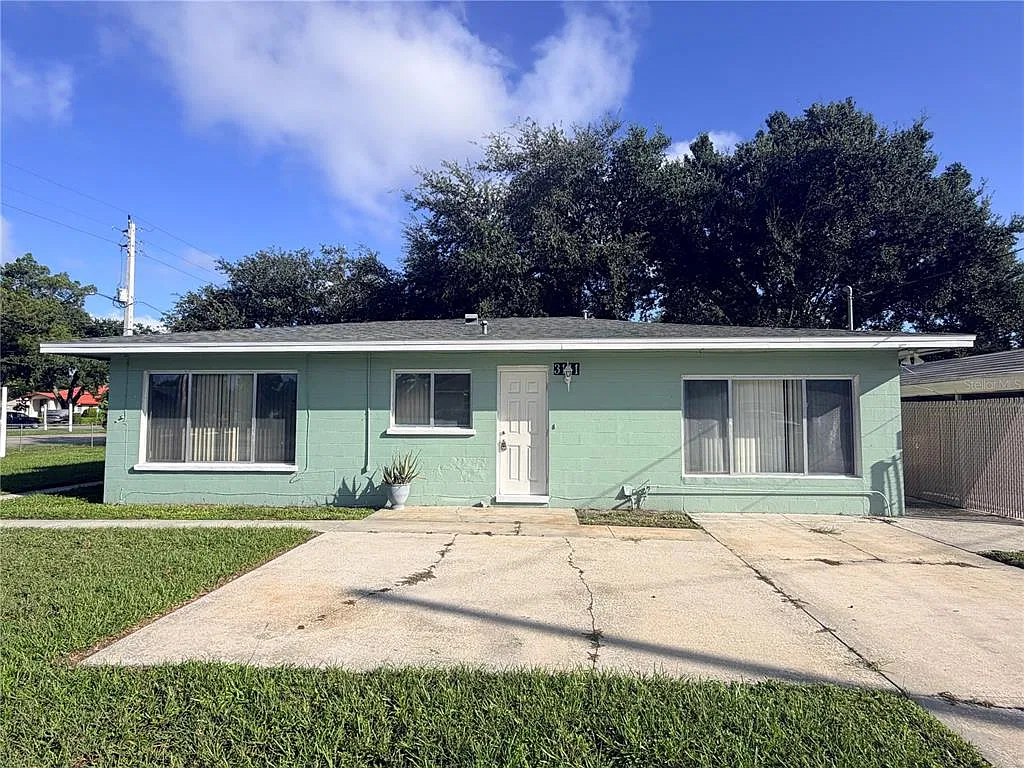 4 bed, 2.0 bath, 1807 sqft, $2,200 — Photo 2