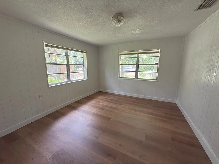 11521 Lucas St — Photo 4