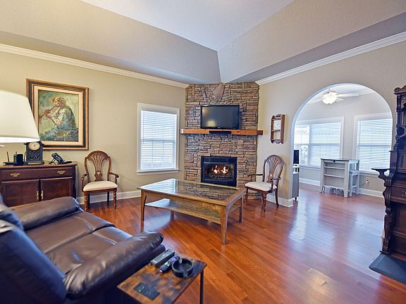 3rd image of 414 Long View Dr