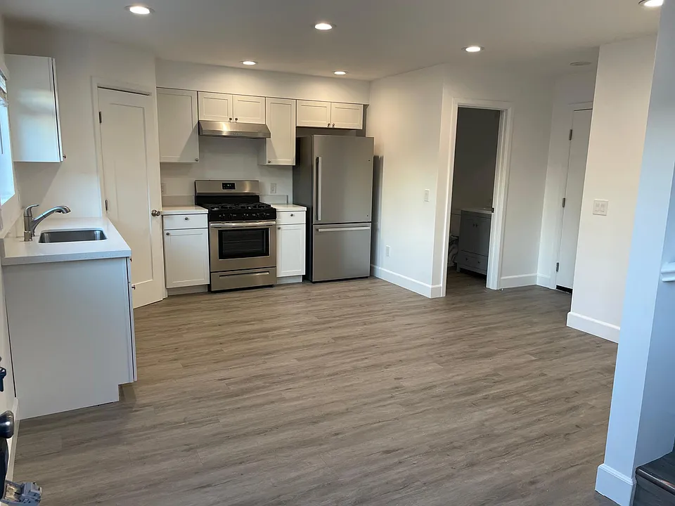 638 Emory St #2