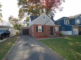 26 Maple Dr, New Hyde Park, NY 11040