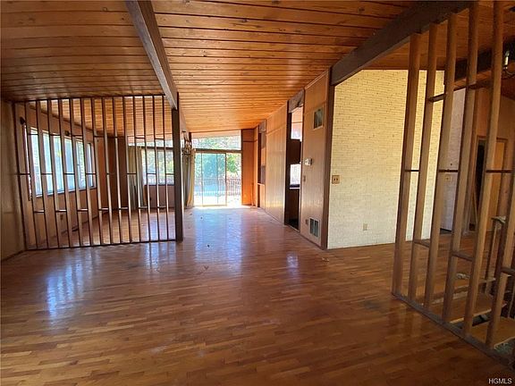 3rd image of 1 Wood Ln