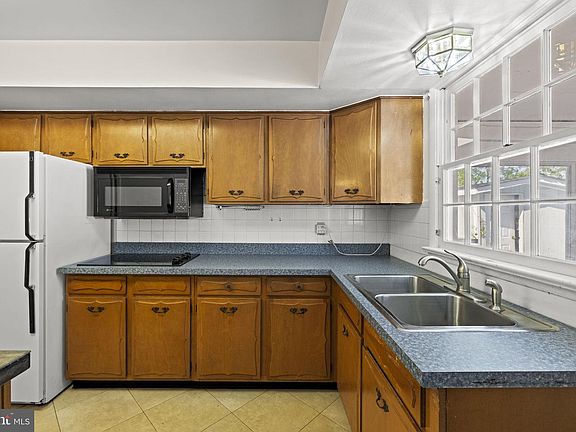 4th image of 12 Homestead Ln
