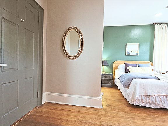 3rd image of 633 College St APT B