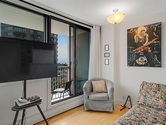 5th image of 647 Michigan St #1407