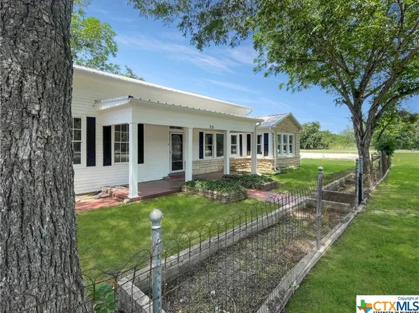 315 E 6th St, Flatonia, TX 78941