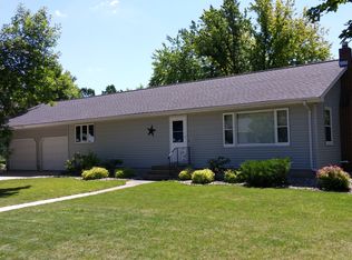 907 Pine Ave W, Olivia, MN 56277