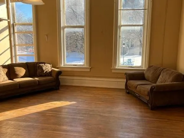 59 1/2 E Jefferson St, Winterset, IA 50273