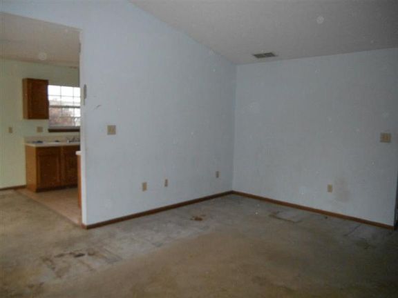 3rd image of 250 Woodsdale Dr