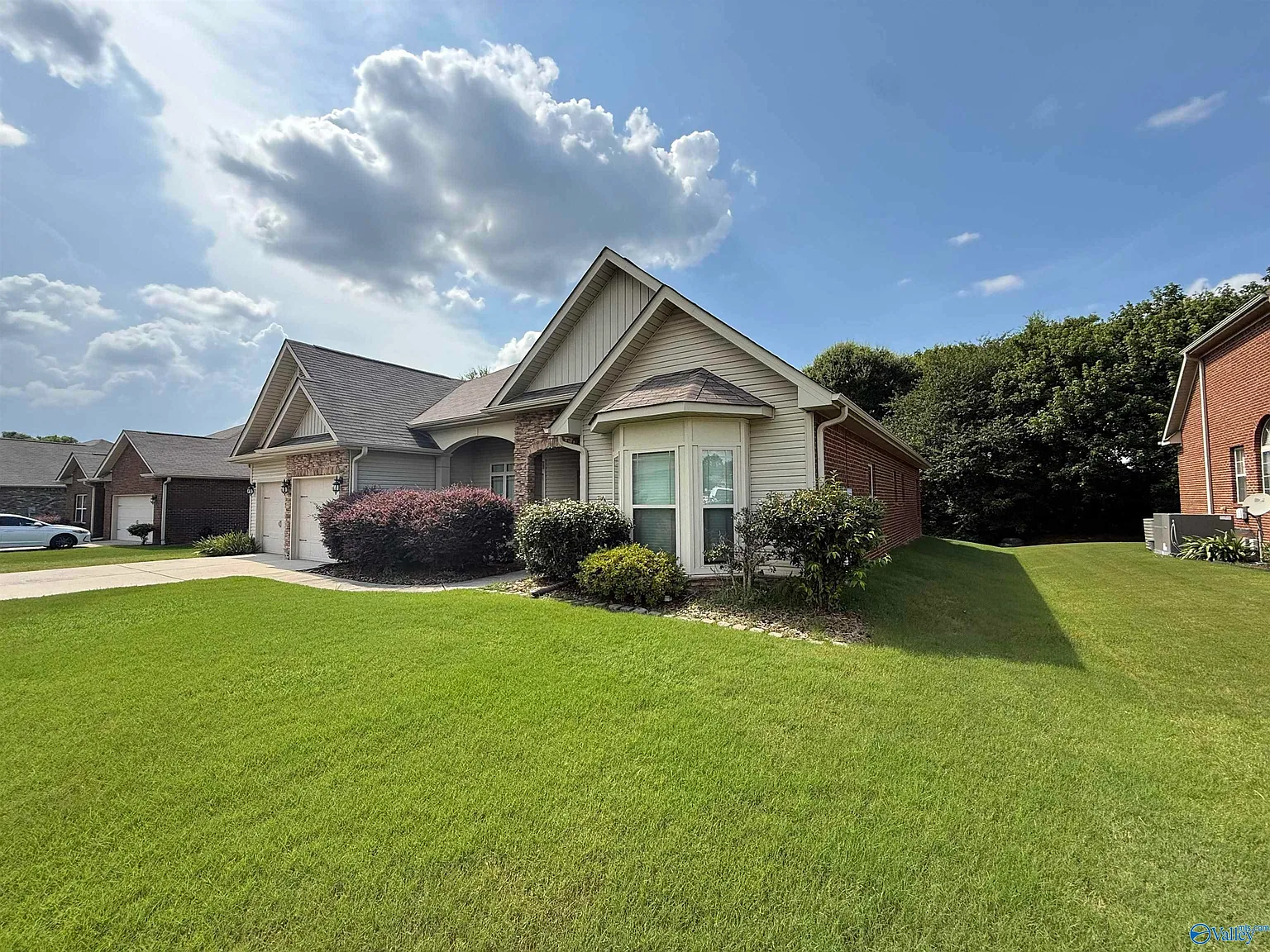 3 bed, 2.0 bath, 2220 sqft, $2,295 — Photo 3