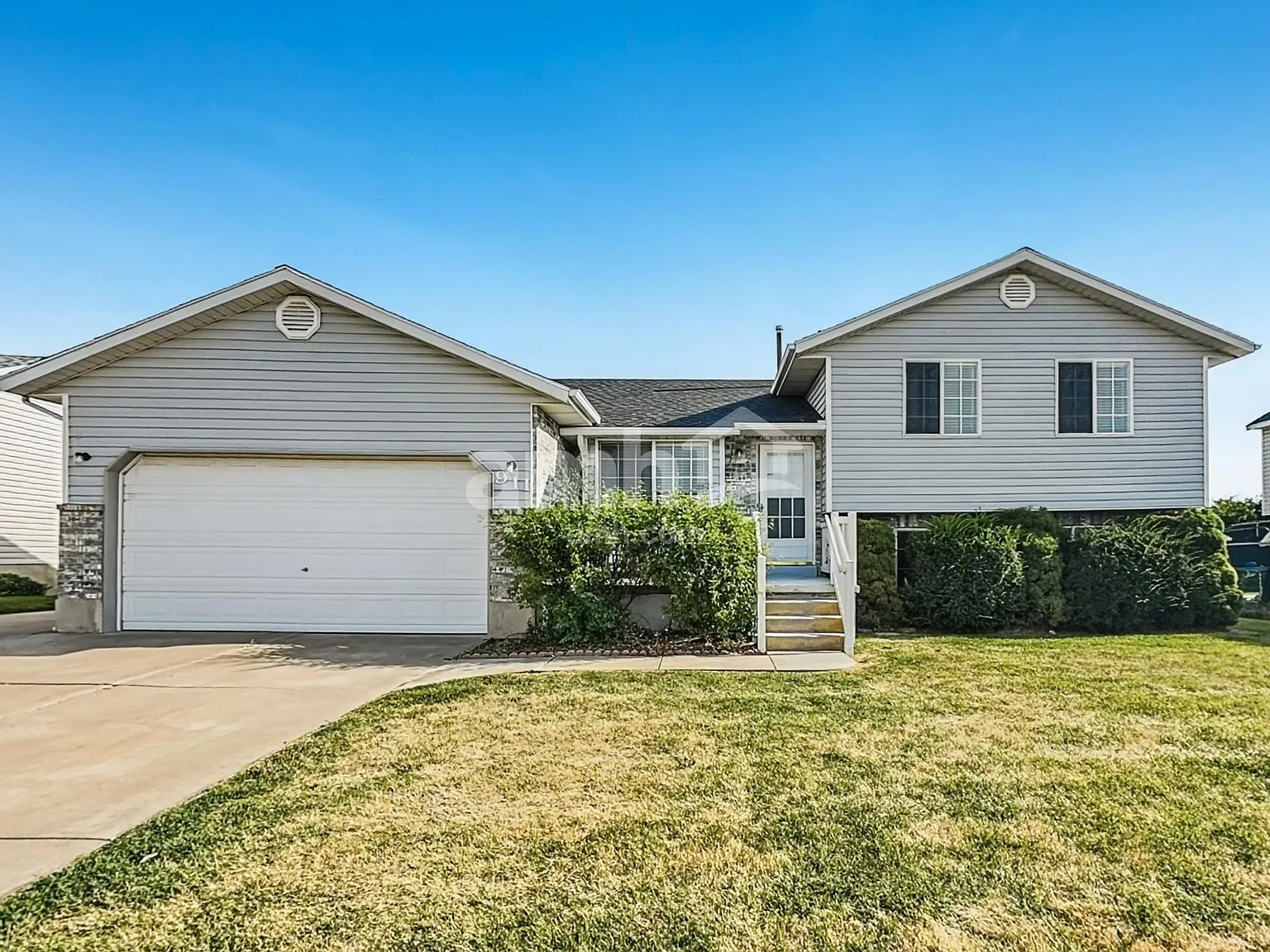 5 bed, 2.0 bath, 2456 sqft, $2,860 — Photo 1