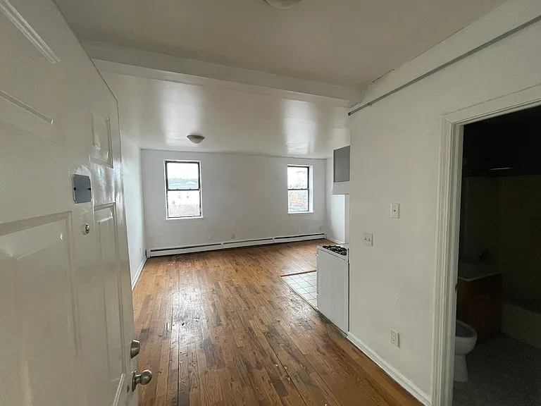2260 Fairfield Ave #3B — Photo 2