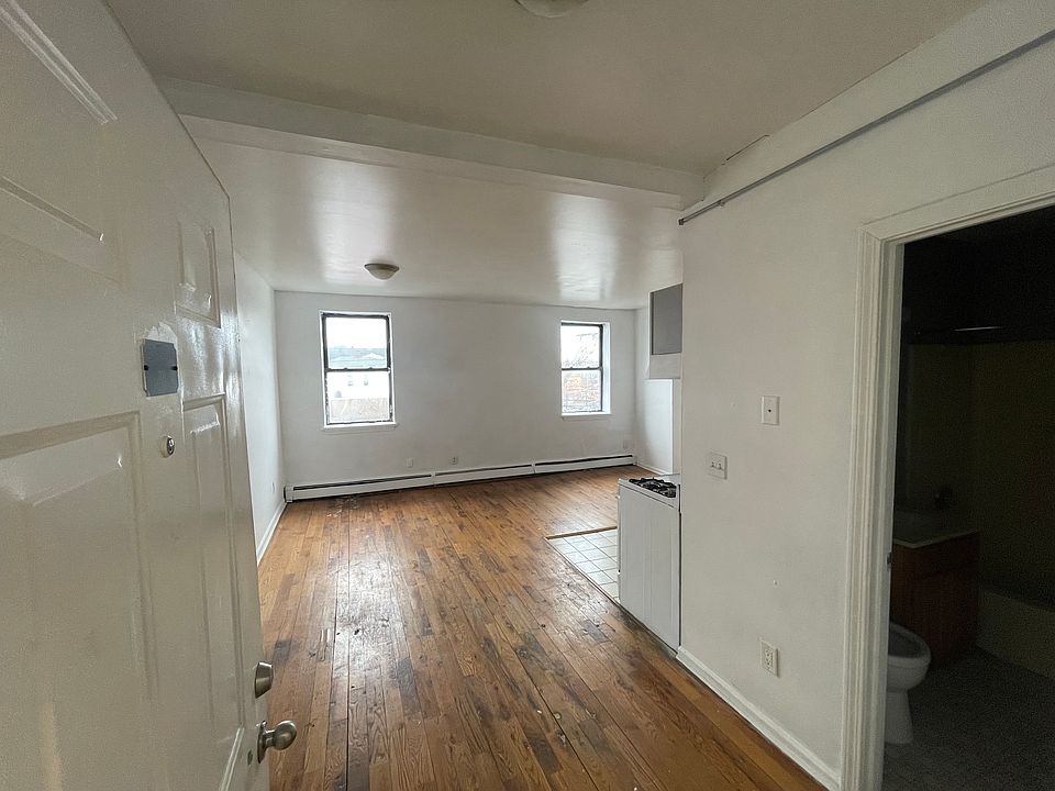 2nd image of 2260 Fairfield Ave APT 3B