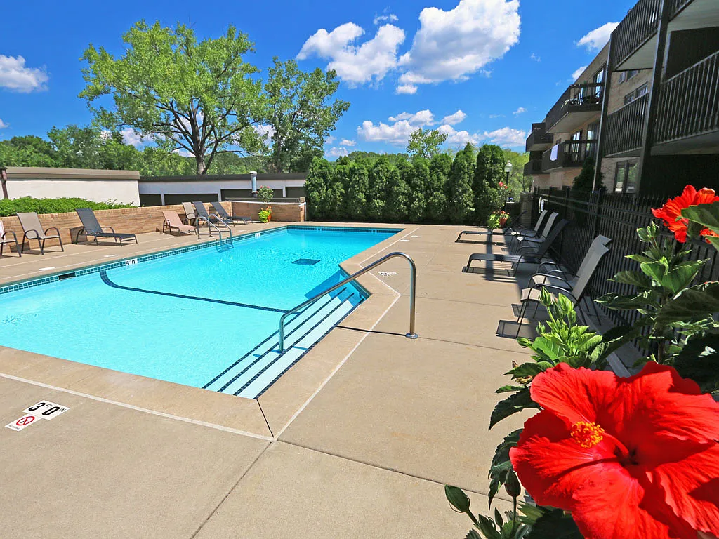 Lexington Hills Apartments — Photo 2