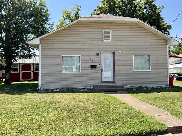 207 N 7th St, Benton, IL 62812