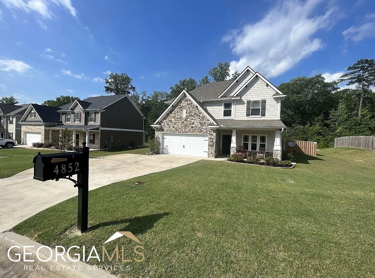 4 bed, 2.5 bath, 2358 sqft, $2,400 — Photo 2